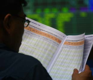  Một trong những mối quan ngại lớn nhất của thị trường hiện tại là sự bán ròng của nhà đầu tư nước ngoài - Ảnh: Việt Tuấn.