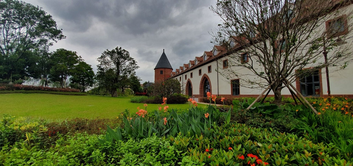 Cận cảnh khu trụ sở 2 tỷ USD mang phong cách châu Âu của Huawei - Ảnh 15.