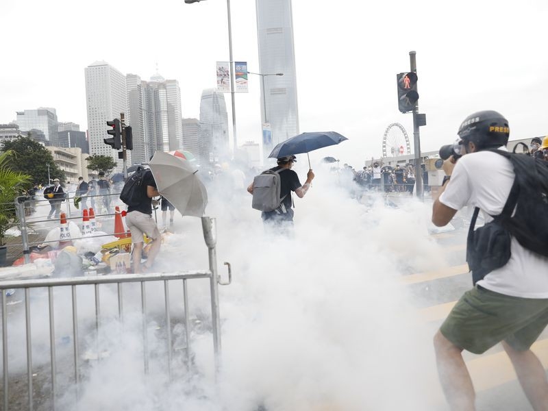 Biển người biểu tình vây tòa nhà nghị viện Hong Kong - Ảnh 1.