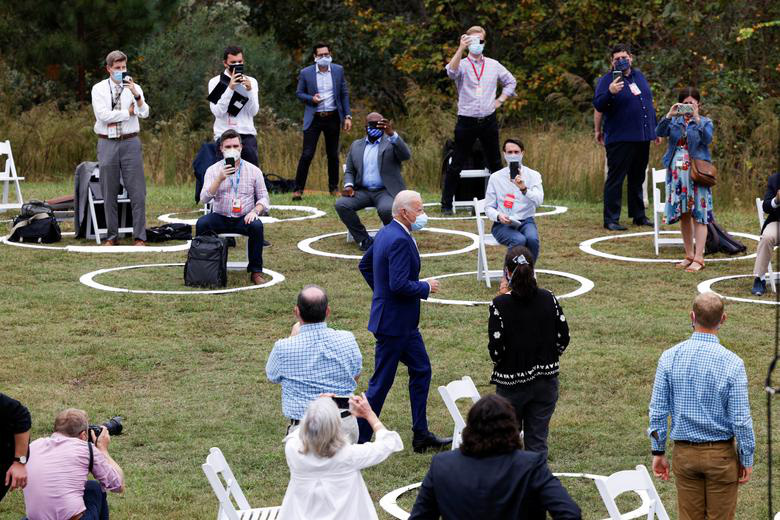Ông Joe Biden bước vào sự kiện tranh cử tại Warm Springs, bang Georgia, ngày 27/10. Tất cả phóng viên tham gia sự kiện phải duy trì giãn cách để phòng dịch Covid-19.