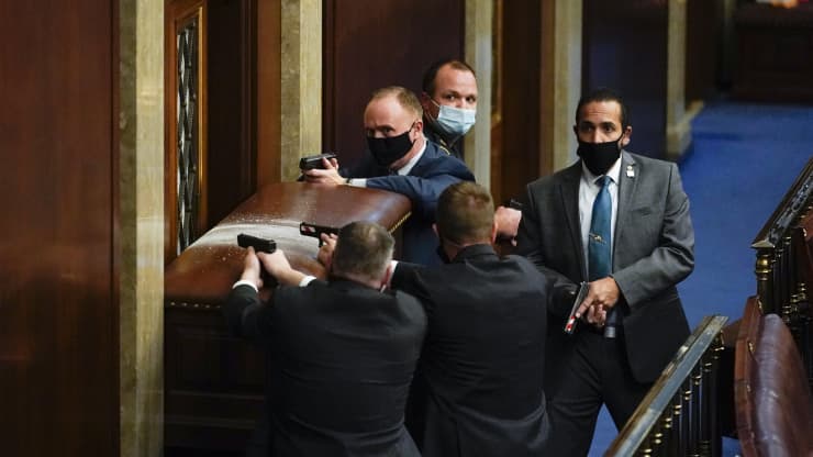 Cảnh sát mặc thường phục chặn cửa để người biểu tình không vào được phòng họp của Hạ viện - Ảnh: AP.