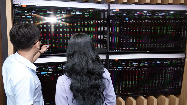 Khi hệ thống nghẽn lại, người thiệt hại nhất là các cổ đông, nhà đầu tư vì không thể mua, không thể bán được cổ phiếu