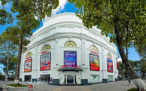 5 trung tâm thương mại Vincom Plaza mới sẽ khai trương trong ngày 29/4 
bao gồm: Vincom Plaza Yên Bái; Vincom Plaza Kiên Giang; Vincom Plaza Trà
 Vinh; Vincom Plaza Vĩnh Long và Vincom Plaza Saigon Res (quận Bình 
Thạnh - TP.HCM).