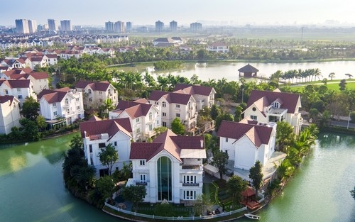 Điểm sáng nổi bật tại khu vực phía Đông là quần thể đô thị sinh thái 
Vinhomes Riverside của Chủ đầu tư Vingroup với không gian sống “3 xanh” 
lý tưởng.
