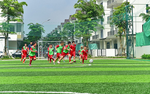 Câu lạc bộ bóng đá nhí Vinhomes Thăng Long hoạt động rất sôi nổi. 