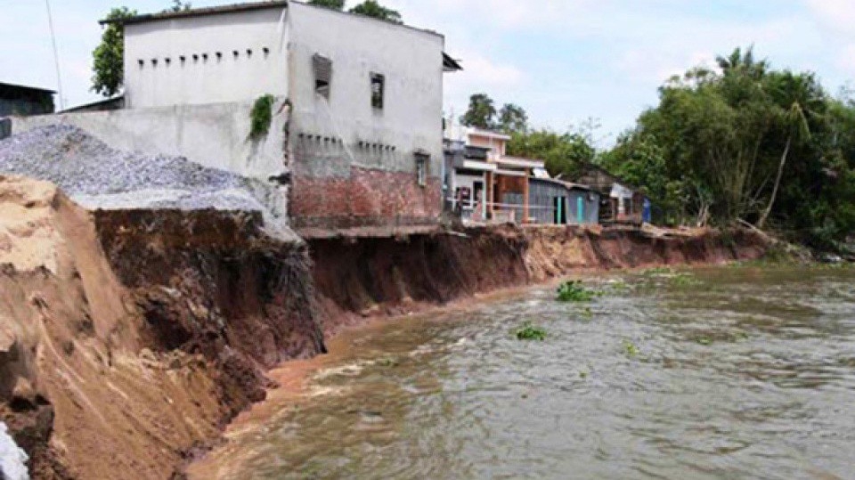 Cả nước hiện xảy ra 2.055 khu vực sạt lở với tổng chiều dài 2.710km, trong đó có 93 khu vực sạt lở đặc biệt nguy hiểm, tổng chiều dài 237km.