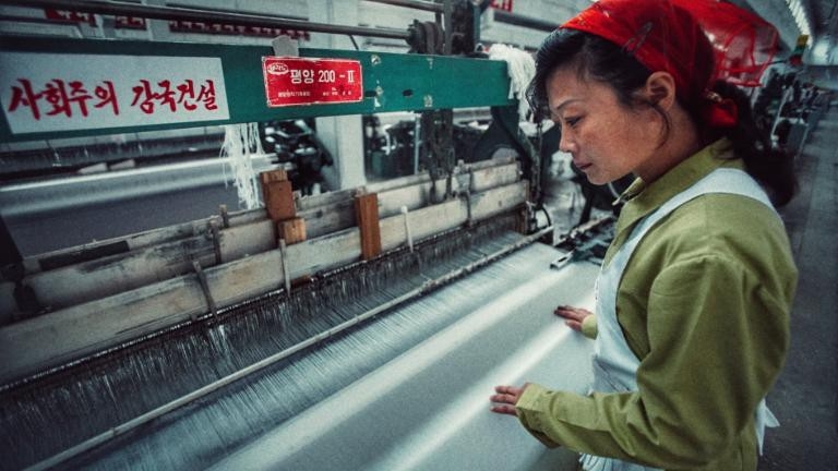 Theo các chuyên gia về Triều Tiên, người dân nước này nghèo đói nhưng được giáo dục, trong khi đó chi phí lao động ở đây lại thấp hơn nhiều so với các quốc gia láng giềng. 