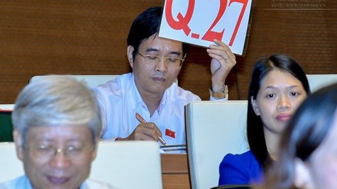 Đại biểu Hoàng Quang Hàm dùng quyền tranh luận chất vấn về vốn ODA.