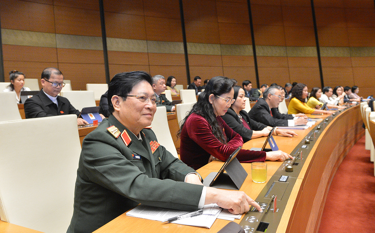 Các đại biểu Quốc hội tiến hành biểu quyết thông qua Nghị quyết Kỳ họp thứ 10, Quốc hội khóa 14 - Ảnh: Quochoi.vn