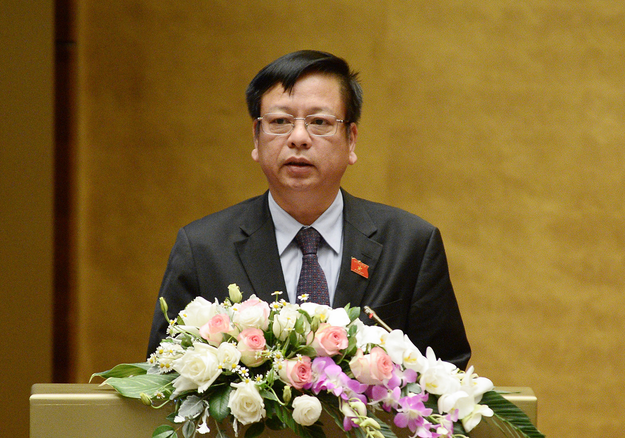 Phó Tổng Thư ký Quốc hội Nguyễn Trường Giang trình bày Dự thảo Nghị quyết Kỳ họp thứ 10, Quốc hội khóa 14 trước khi Quốc hội biểu quyết thông qua - Ảnh: Quochoi.vn