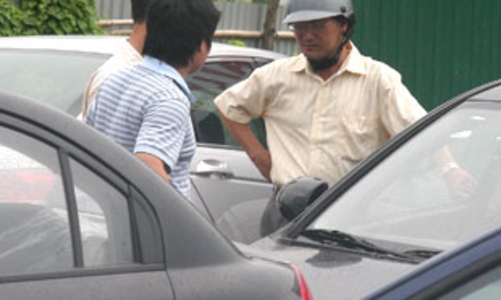 Ôtô nội tiếp tục “đổ đèo”