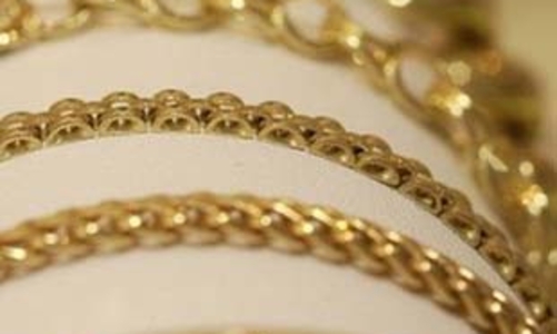 Thị trường vàng bất động, giá dầu phục hồi