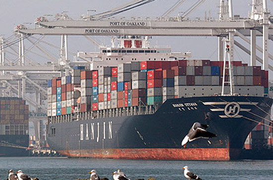 Thương mại toàn cầu đã sụt giảm 20% giá trị trong giai đoạn khủng hoảng tài chính - Ảnh: BI.