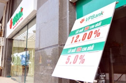 Hiện nhiều ngân hàng vẫn giữ mức tối đa 12%/năm trên biểu niêm yết, như đồng thuận giữa các hội viên Hiệp hội Ngân hàng Việt Nam - Ảnh: Nhật Minh/VnExpress.