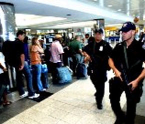 Xếp hàng dài chờ kiểm tra nhập cảnh vào Mỹ, khiến du khách ngày một xa đất nước này.