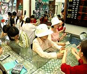 Giá vàng trong nước vượt giá thế giới vì cầu cao.