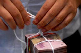Nhiều công chức có năng lực rời bỏ cơ quan Nhà nước do vấn đề lương thưởng.