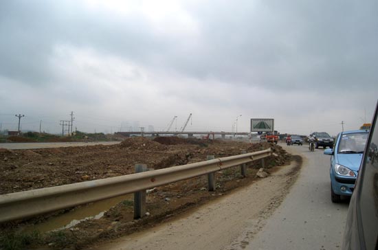 Dù chỉ dài chưa đầy 30 km, nhưng sau 10 năm thi công, đến nay đường Láng - Hòa Lạc vẫn chưa hoàn thành - Ảnh: Bảo Anh.