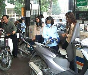 Thống đốc Ngân hàng Nhà nước cũng chấp thuận cho phép các ngân hàng cho vay vượt 15% mức vốn tự có của ngân hàng để nhập khẩu xăng dầu.