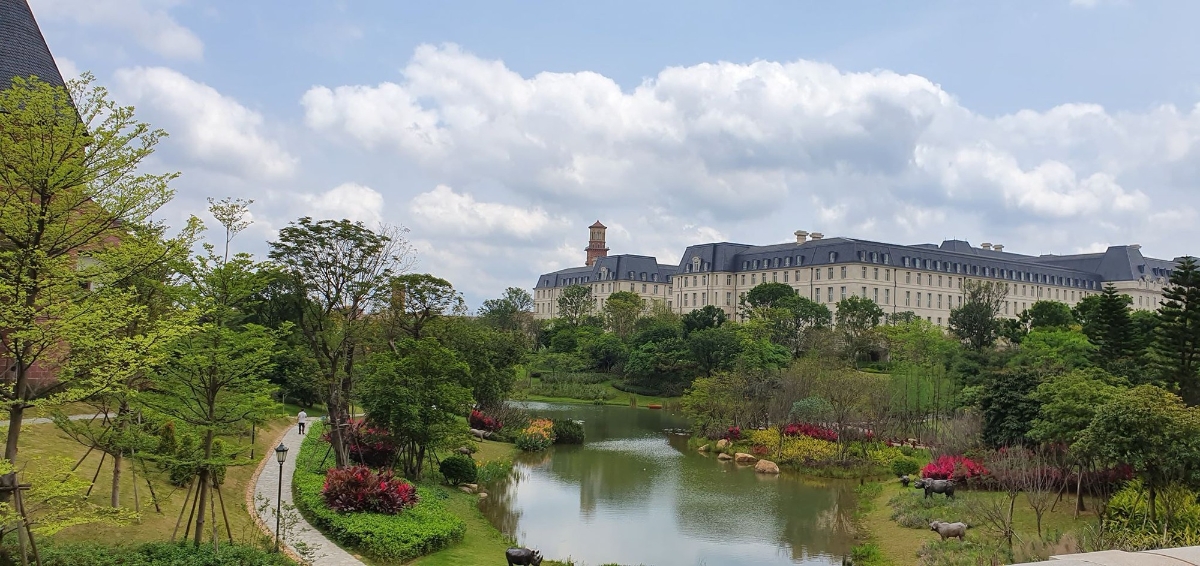 Cận cảnh khu trụ sở 2 tỷ USD mang phong cách châu Âu của Huawei - Ảnh 16.