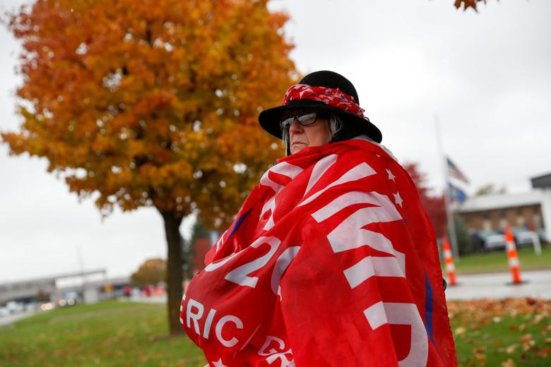 Bà Sandy Kaost, 76 tuổi, đang chờ tại sự kiện tranh cử của ông Trump ở Lansing, bang Michigan ngày 27/10.