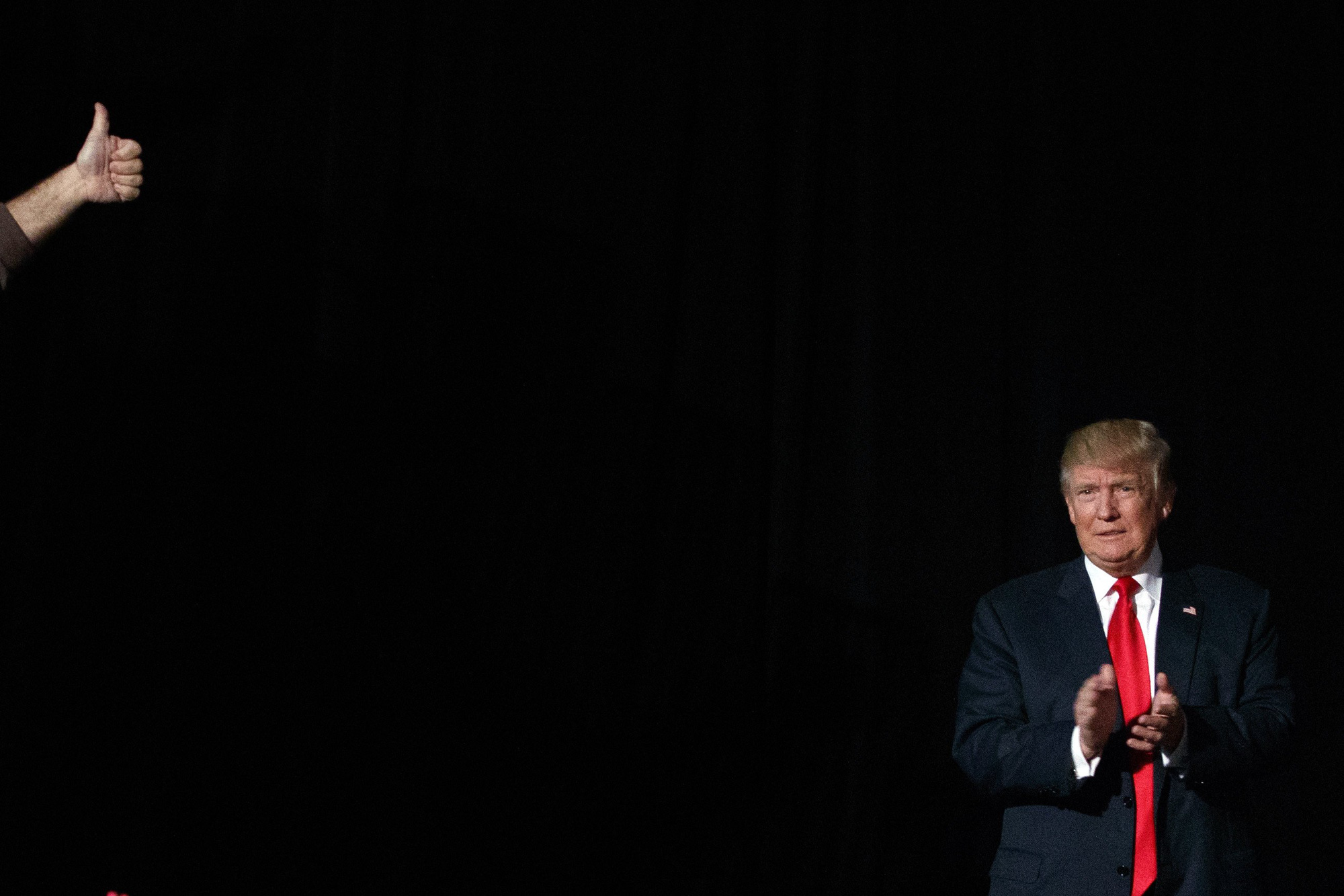 Ứng viên tổng thống của đảng Cộng hòa Donald Trump chuẩn bị phát biểu tại một cuộc mít tinh vận động tranh cử vào ngày 31/10/2016 ở Warren, bang Michigan - Ảnh: AP.