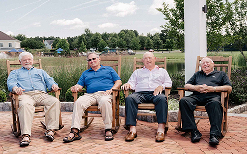 Ba nhà đồng sáng lập của Infosci Ellingson, Dean và Kittelberger chụp ảnh cùng với nhà đầu tư sớm John Monett (ngoài cùng bên phải).