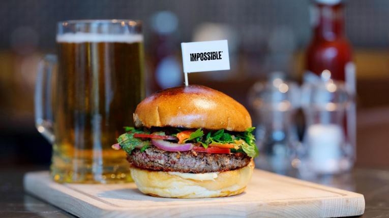 Impossible Burger làm từ các nguyên liệu thực vật gồm bột mì, khoai tây và dầu dừa. 