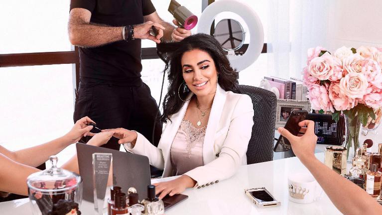 Huda Kattan hiện là một trong những phụ nữ có tầm ảnh hưởng nhất tại Trung Đông - Ảnh: CNN.