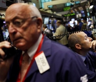 Nhiều thông tin bất lợi đối với ngành dịch vụ, thị trường lao động đã tác động xấu tới Phố Wall  - Ảnh: AP.