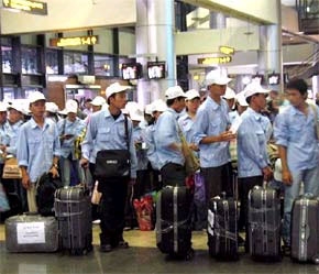 Người lao động đang chờ làm thủ tục sang Trung Đông làm việc - Ảnh: TP.