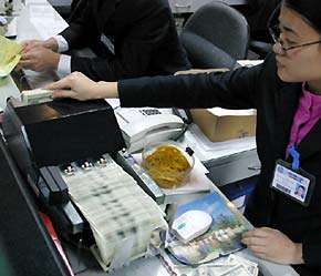 Đối với nhiều nhà đầu tư, lợi nhuận thu về từ chứng khoán có thể nhanh chóng vượt xa mức lãi của tiền gửi tiết kiệm ngân hàng - Ảnh: Việt Tuấn.