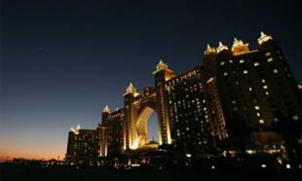 Cảnh hoàng hôn tại Khách sạn Atlantis, trên hòn đảo nhân tạo Palm Island, Dubai - Ảnh: Reuters.