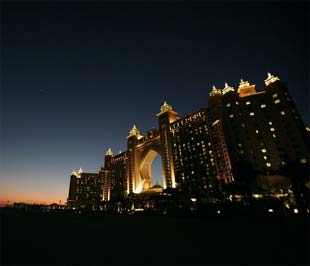 Cảnh hoàng hôn tại Khách sạn Atlantis, trên hòn đảo nhân tạo Palm Island, Dubai - Ảnh: Reuters.