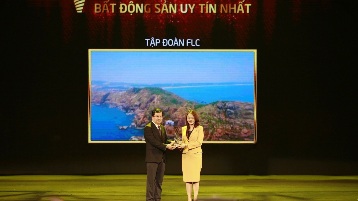 Phó chủ tịch Tập đoàn FLC - bà Hương Trần Kiều Dung nhận giải "Nhà phát triển bất động sản uy tín nhất".