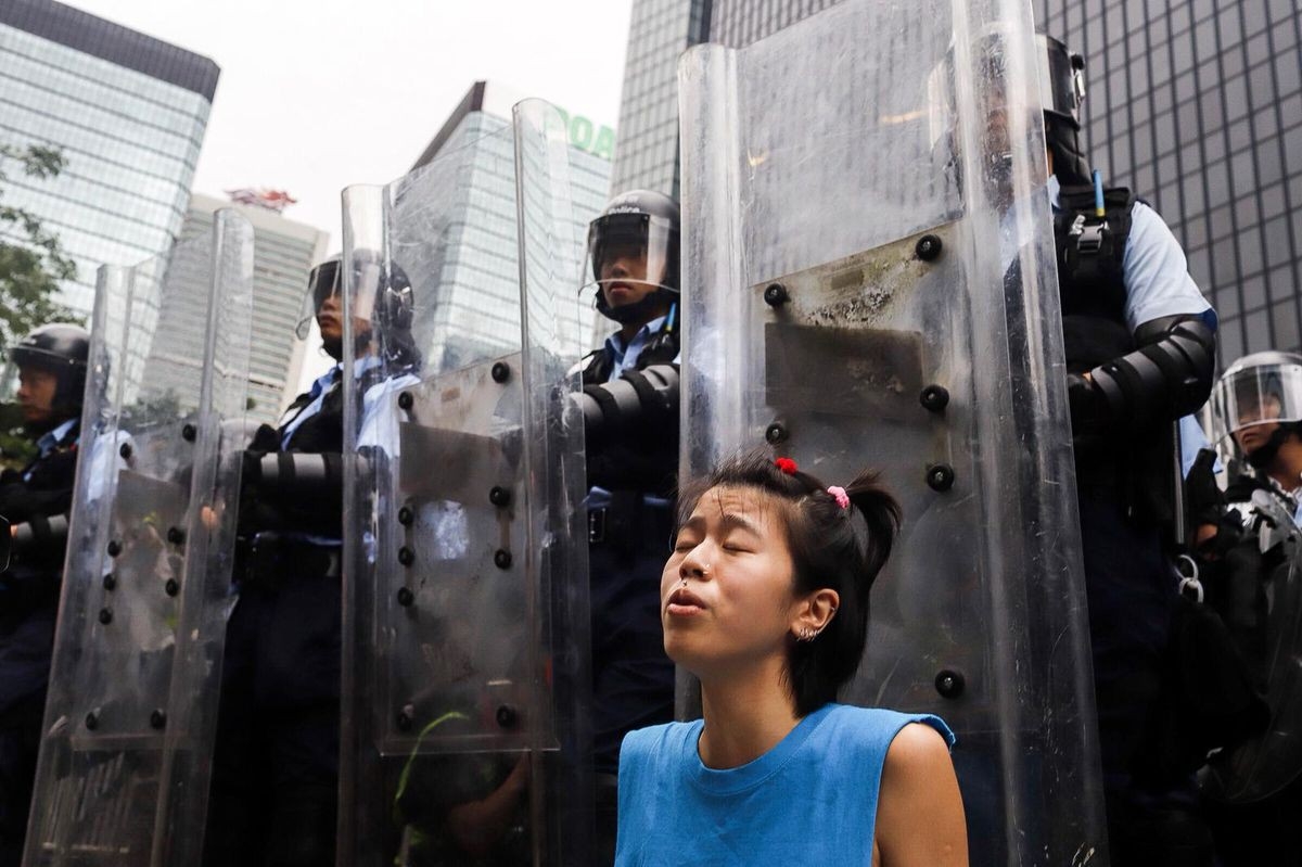 Biển người biểu tình vây tòa nhà nghị viện Hong Kong - Ảnh 16.