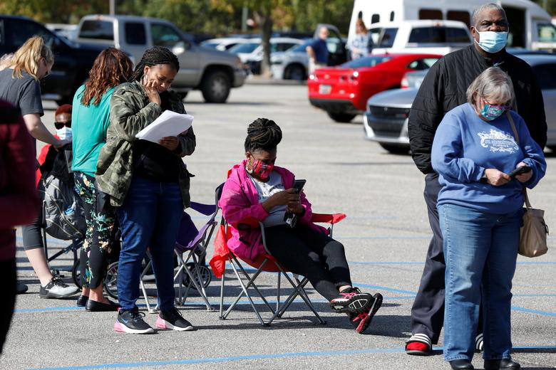 Cử tri xếp hàng chờ tới lượt bỏ phiếu ở Effingham, South Carolina - Ảnh: Reuters.