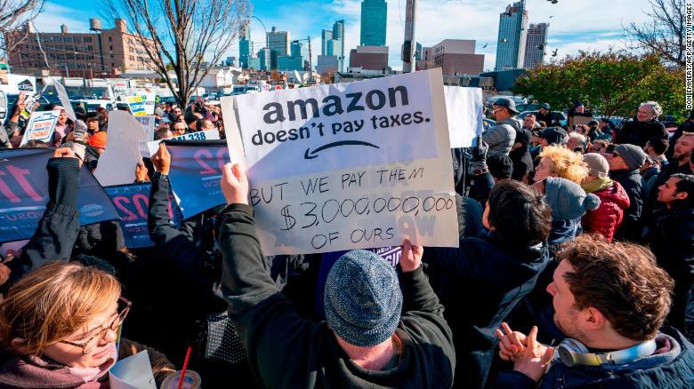 Người dân New York biểu tình phản đối việc chính quyền bang trợ cấp hàng tỷ USD cho Amazon để mở trụ sở tại đây - Ảnh: Getty Images.