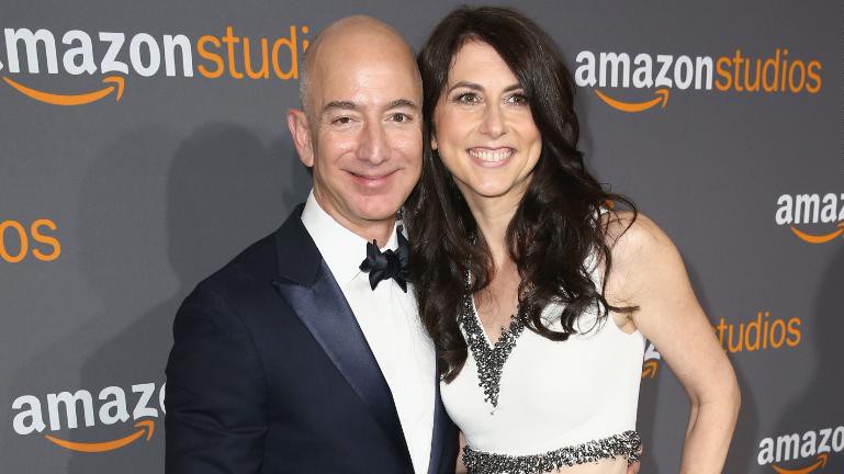 Jeff Bezos và vợ cũ MacKenzie Bezos - Ảnh: Gett Images.