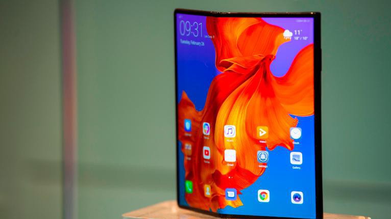 Điện thoại gập Huawei Mate X bị hoãn ra mắt - Ảnh: Getty Images.
