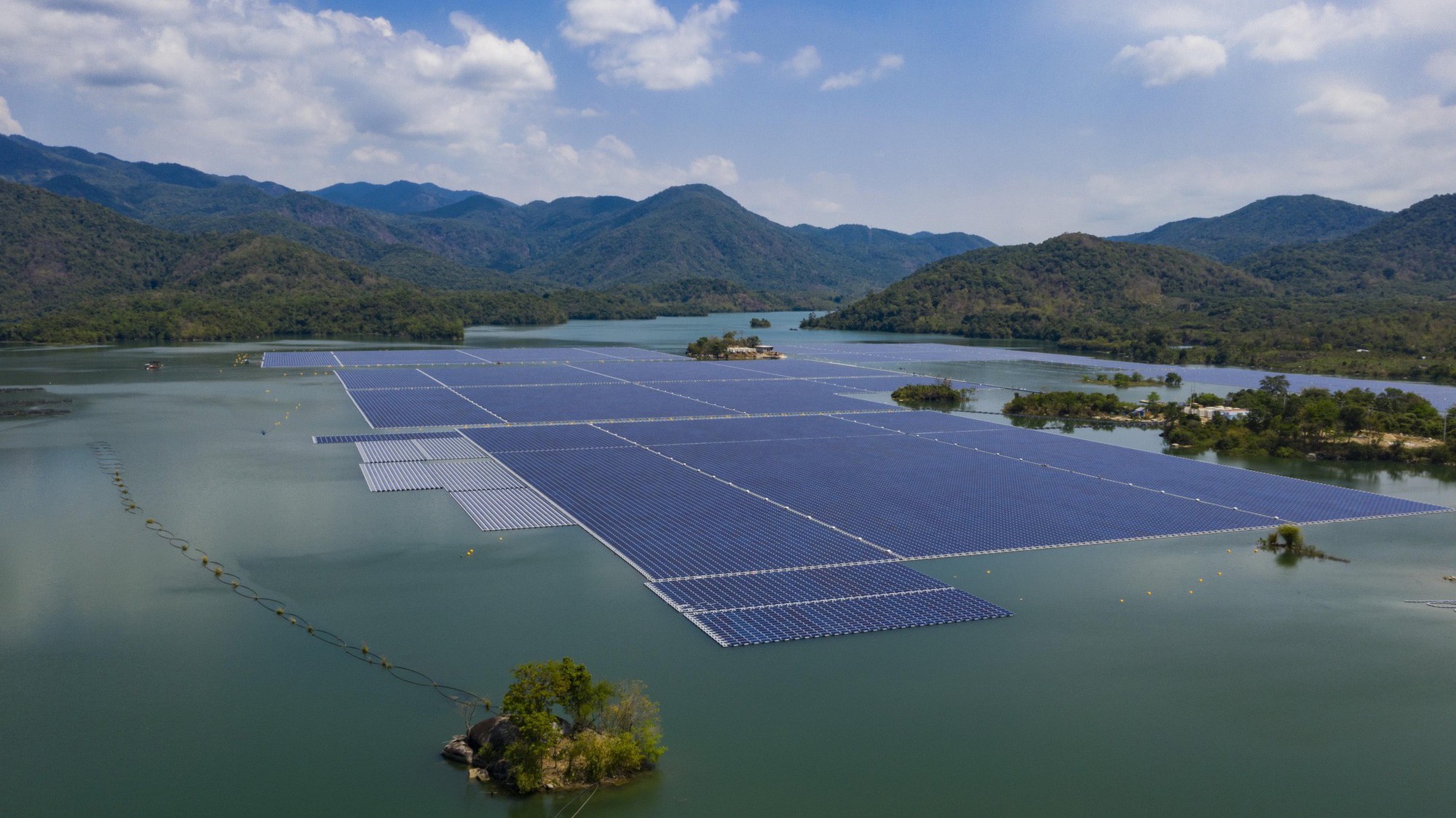 Hình ảnh minh họa cho các tấm pin mặt trời được lắp đặt trên hồ thủy điện Đa Mi - Ảnh: JICA.