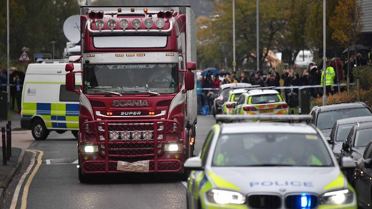 Xe tải chở theo 39 thi thể được phát hiện vào sáng ngày 23/10 - Ảnh: Getty Images.