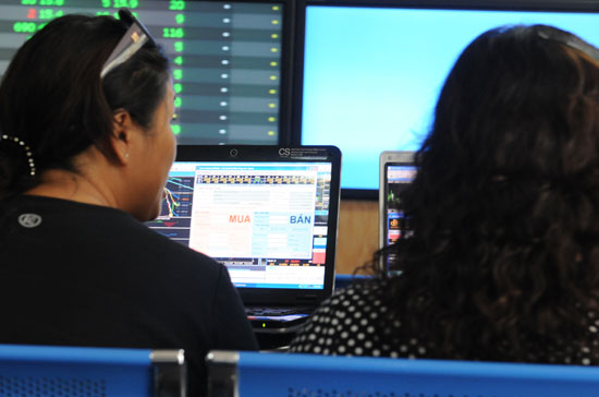 Đầu tháng 8/2010, phản hồi từ 14 ngân hàng, công ty tài chính đã đề cập khá chi tiết nhiều điểm được cho là bất cập và “có ảnh hưởng lớn” đối với hoạt động của các tổ chức tín dụng trong Thông tư số 13/2010/TT-NHNN.