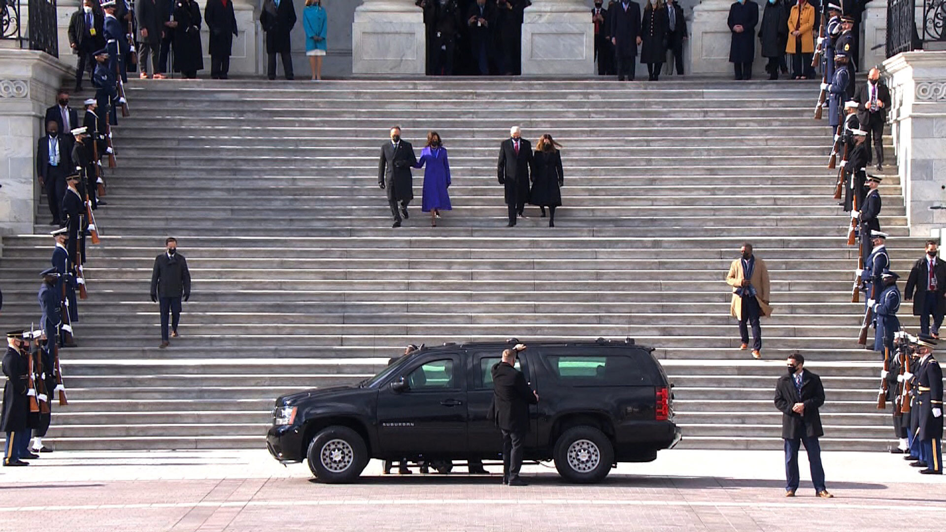 Phó Tổng thống Harris và phu quân tiễn cựu Phó Tổng thống Mike Pence cùng phu nhân rời Điện Capitol sau lễ nhậm chức - Ảnh: CNN