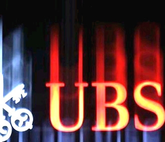 Cổ phiếu của Ngân hàng UBS giảm 5,3%, cổ phiếu của Deutsche Bank giảm 4,2%, HSBC giảm 3,1%... góp phần đẩy chứng khoán châu Âu giảm hơn 2%.
