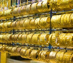 Phiên này, nhân tố khiến giá vàng đi xuống là sự lên giá nhẹ của đồng USD trước khi Ngân hàng Trung ương châu Âu (ECB) ra quyết định lãi suất đồng Euro trong ngày 4/11 này.