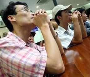 Giới quan sát thì cho rằng, VN-Index sẽ còn dùng dằng xung quanh ngưỡng 1.000 điểm một thời gian nữa trước khi có những thay đổi mang tính đột biến.