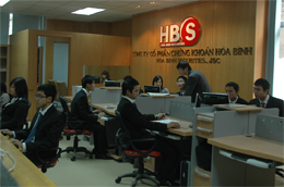 HBS có vốn điều lệ thực góp là 300 tỷ đồng, trụ sở chính đặt tại tầng 1 - 2, tòa nhà 34 Hai Bà Trưng, Hà Nội. 