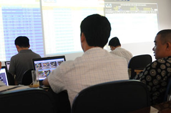 Các sóng tăng đầu phiên gần đây không lôi kéo được sự hăng hái bốc đồng. Nhà đầu tư không còn sợ thị trường “phi” ngay lập tức khi chưa kịp mua vào - Ảnh: Quang Liên.