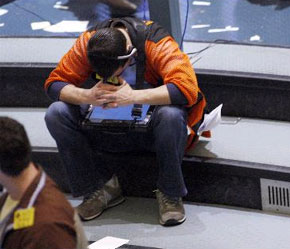 Một nhà đầu tư dầu thô tại Sở Giao dịch hàng hóa New York (NYMEX) ngày 31/12/2007.